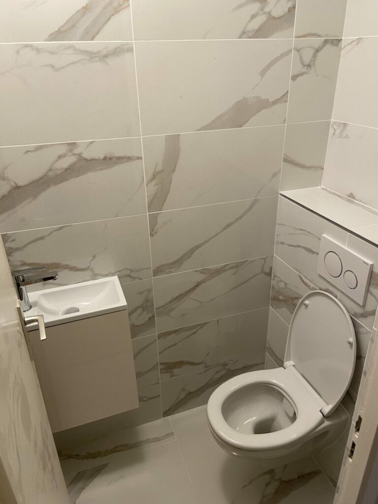 Notre équipe de plombiers professionnels a installé ce WC avec carrelage et meuble lave-main design à Bandol. Contactez-nous pour une installation de WC sur mesure.