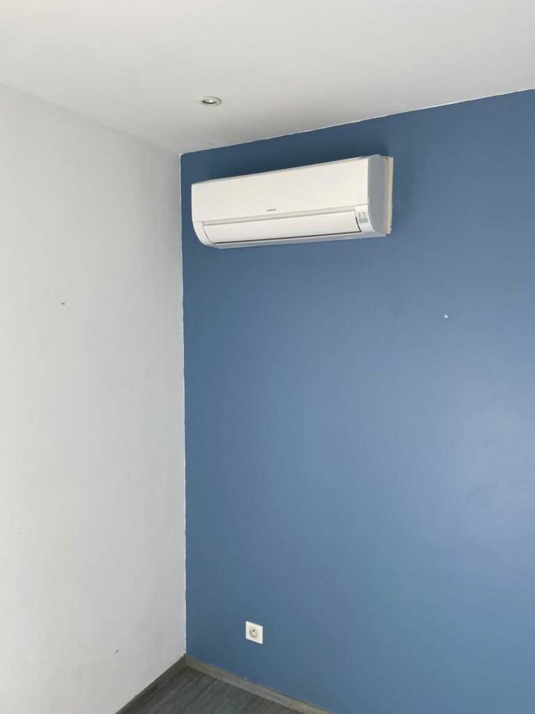 Faites installer une climatisation Hitachi de haute qualité par notre équipe de plombiers professionnels. Cette image montre une unité murale discrète et performante